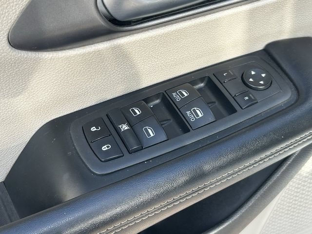 Used 2021 Chrysler Pacifica Touring-L FWD image 23