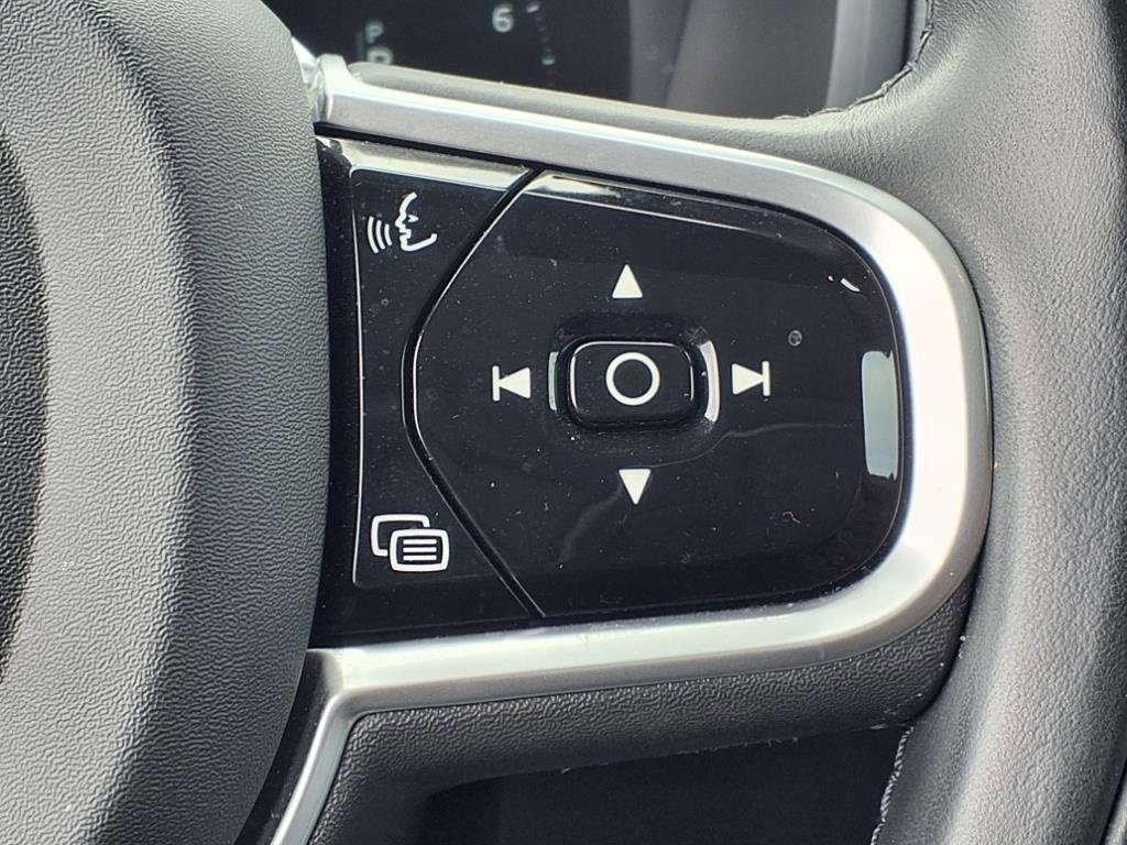 Used 2022 Volvo XC90 T6 Momentum image 11