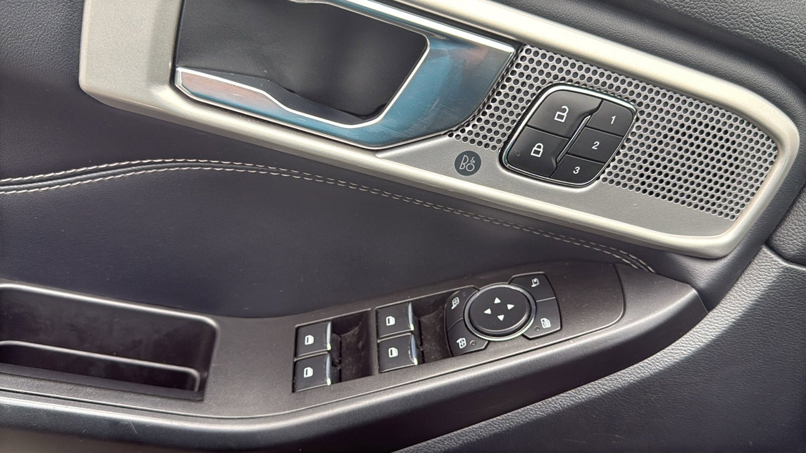 Used 2020 Ford Explorer Limited AWD/4WD image 11