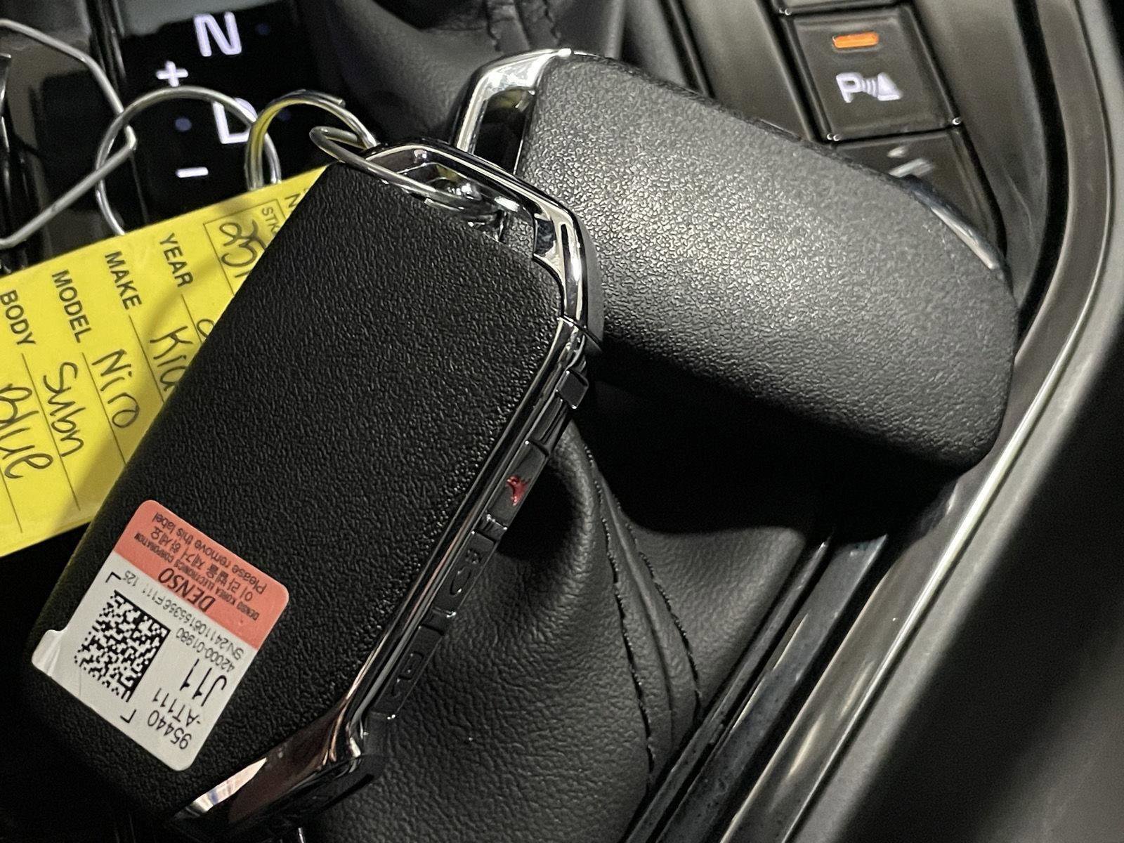 Used 2025 Kia Niro EX image 33