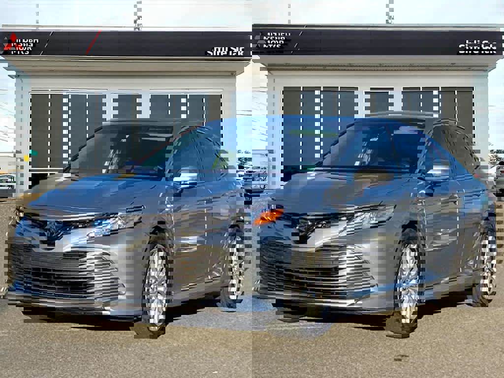 Used 2020 Toyota Camry XLE image 1