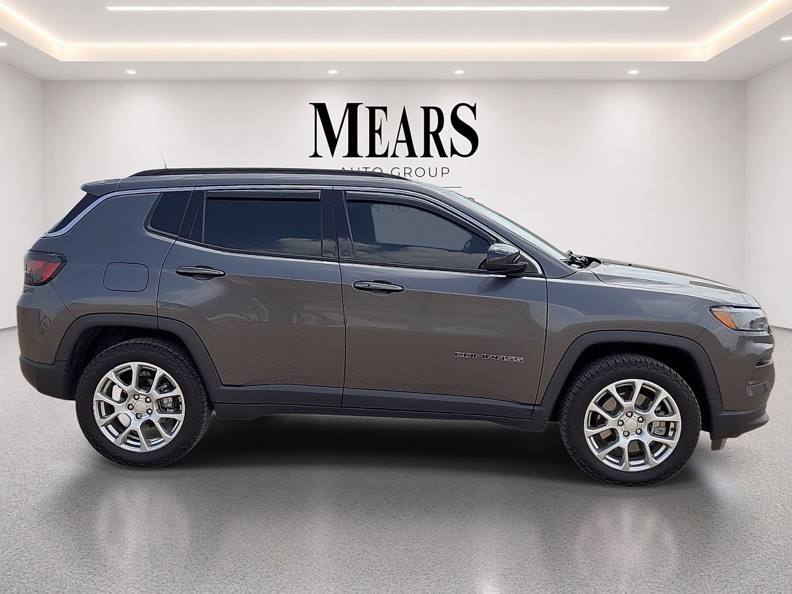 Used 2023 Jeep Compass Latitude w/ Sun and Sound Group AWD/4WD image 6