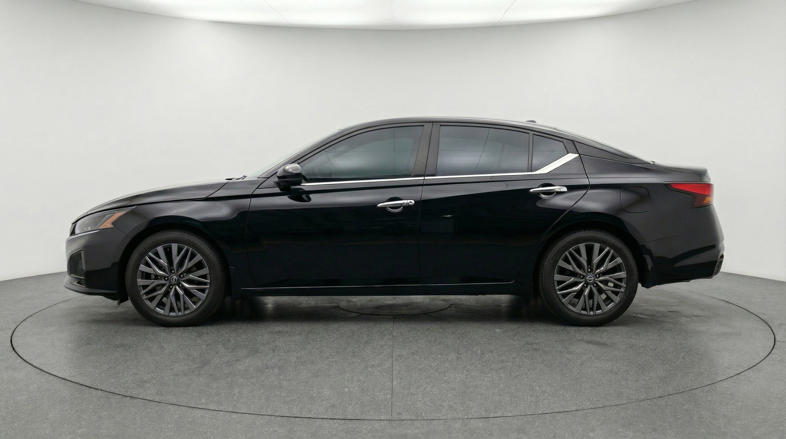 Used 2025 Nissan Altima 2.5 SV FWD image 5