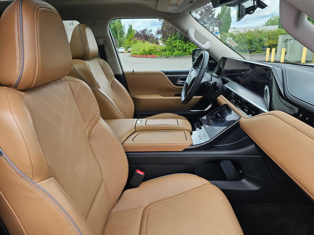 Used 2025 INFINITI QX80 Luxe AWD/4WD image 11