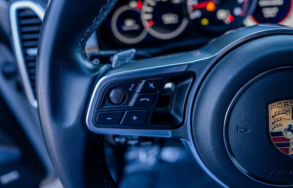 Used 2022 Porsche Cayenne Platinum Edition image 6