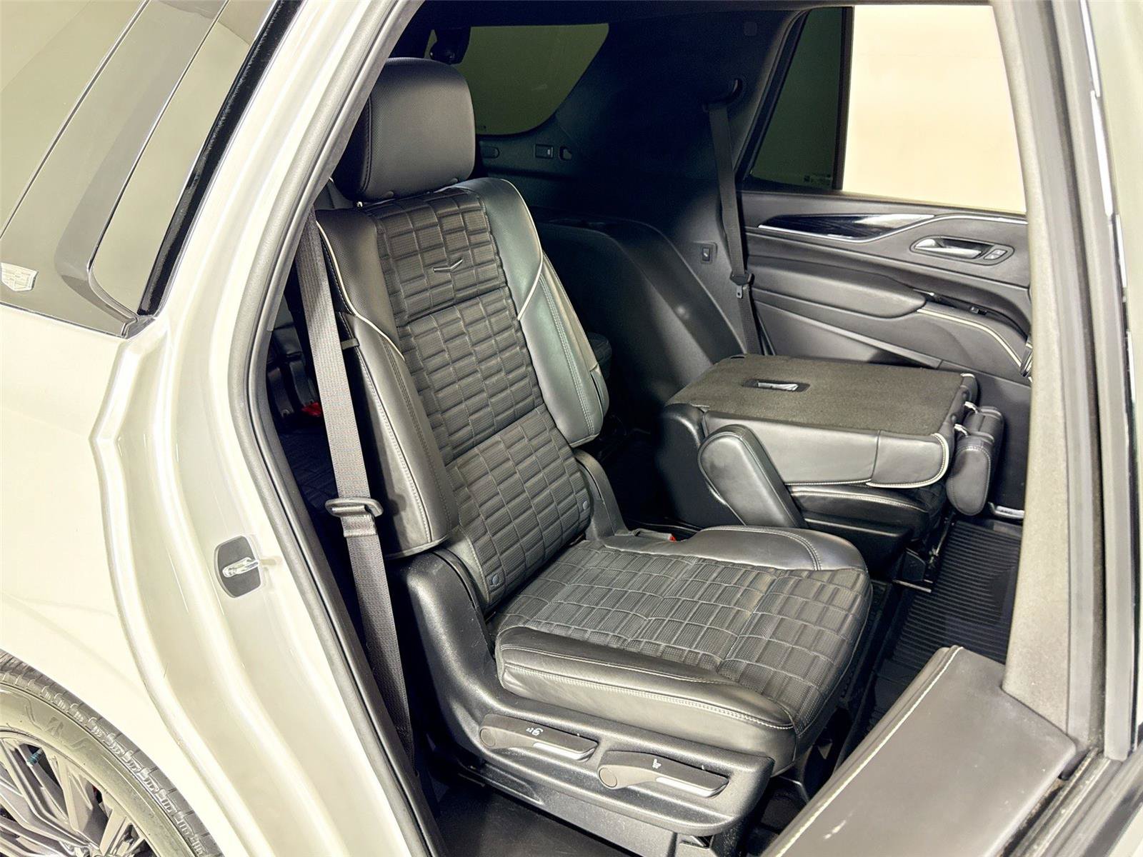 Used 2024 Cadillac Escalade V w/ LPO, ONYX Package AWD/4WD image 32