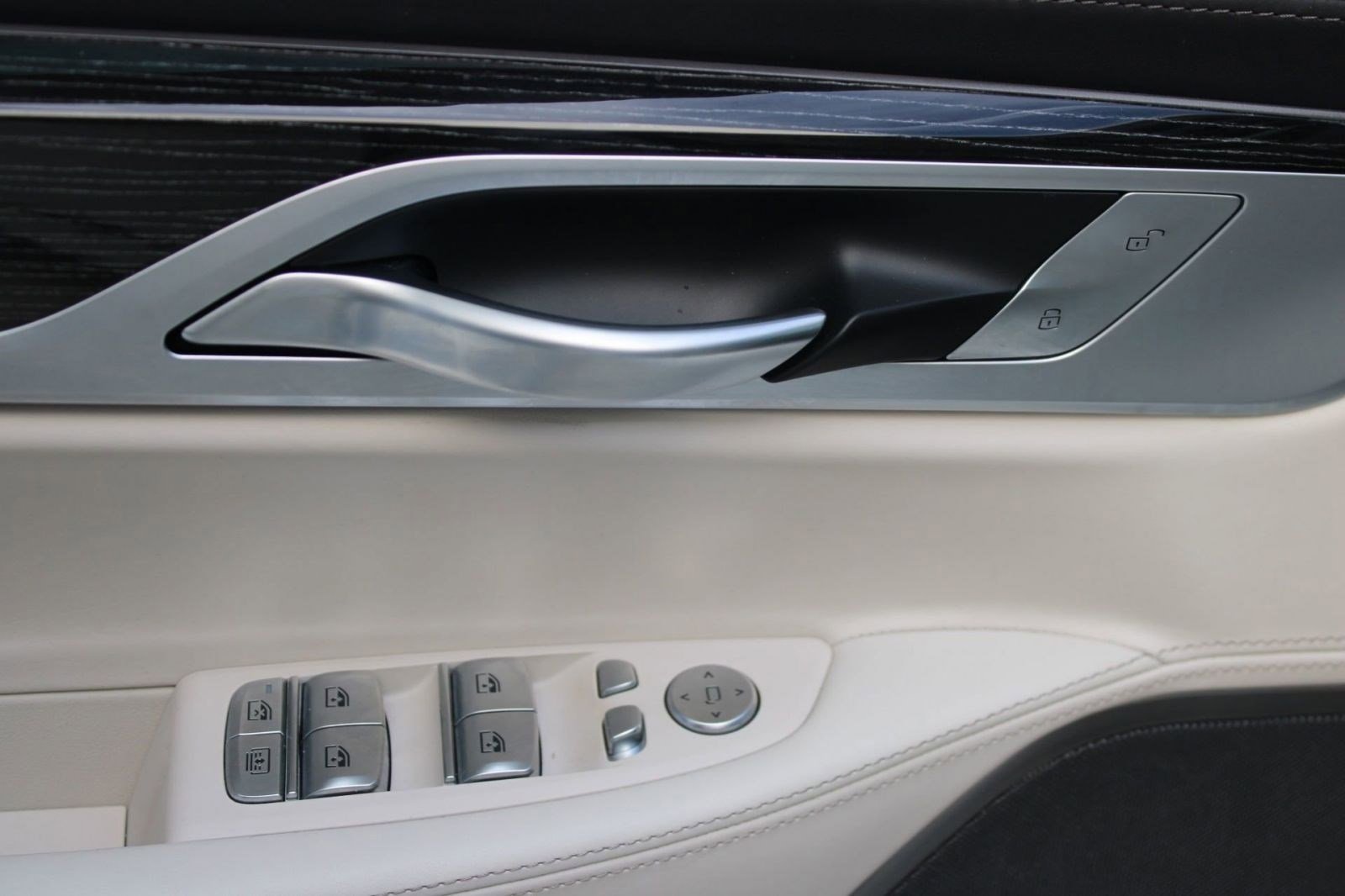 Used 2022 BMW 750i xDrive w/ Luxury Rear Seating Package image 12