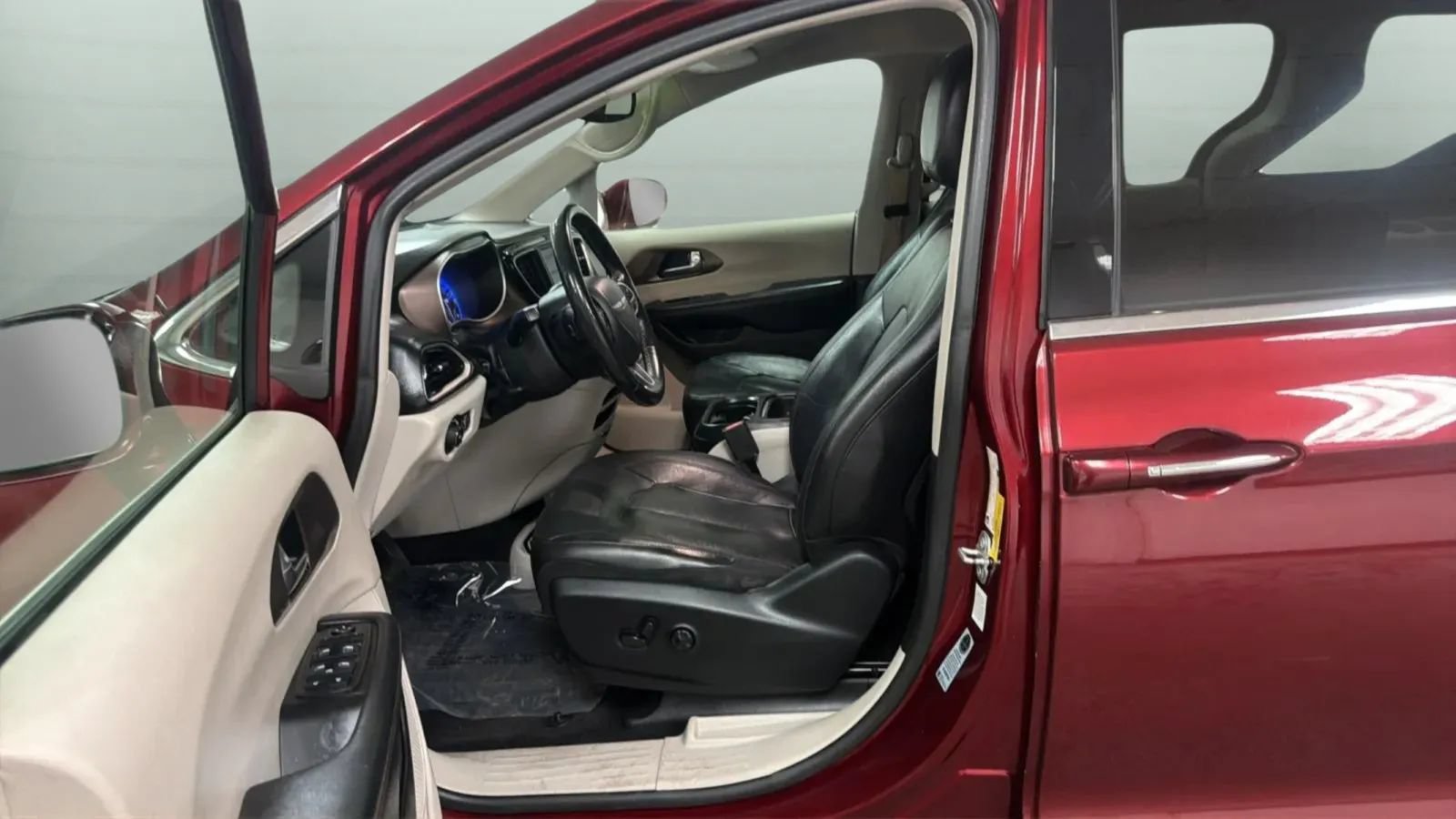 Used 2019 Chrysler Pacifica Touring-L FWD image 21