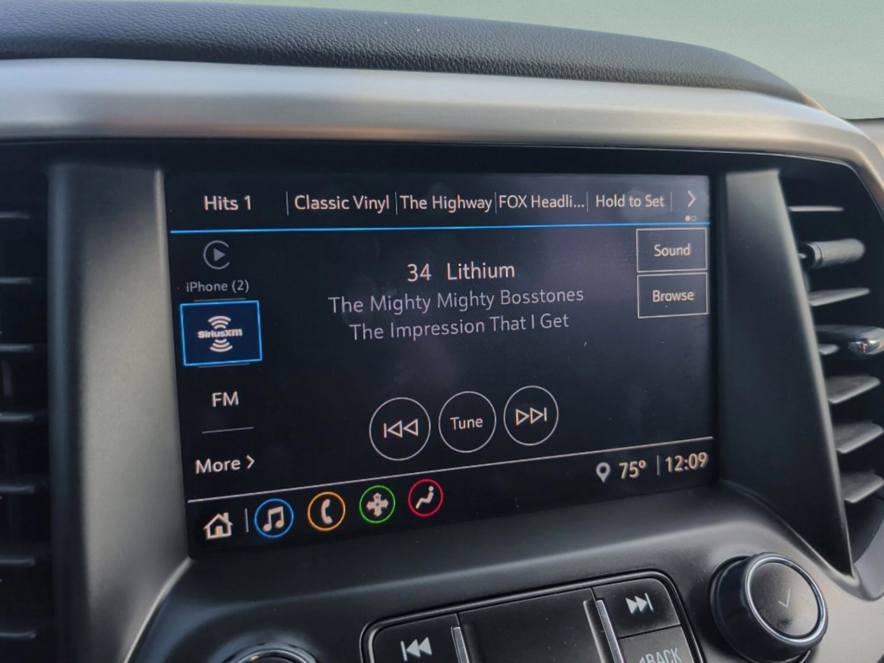 Used 2023 GMC Acadia SLE image 25