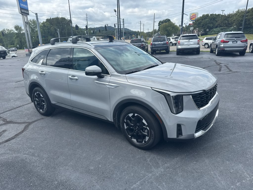Used 2024 Kia Sorento S w/ Panoramic Sunroof Package FWD image 3