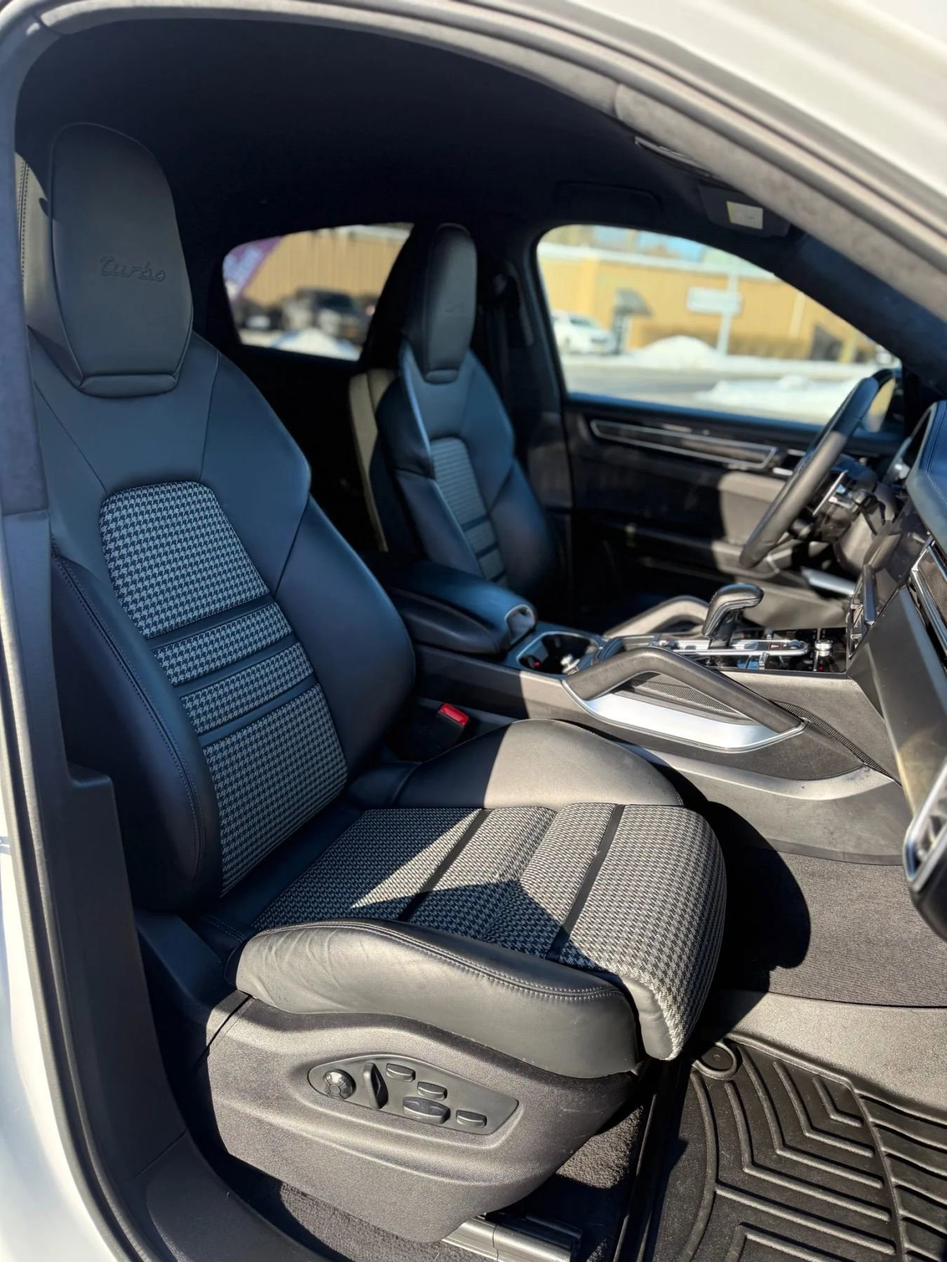 Used 2022 Porsche Cayenne Turbo image 21