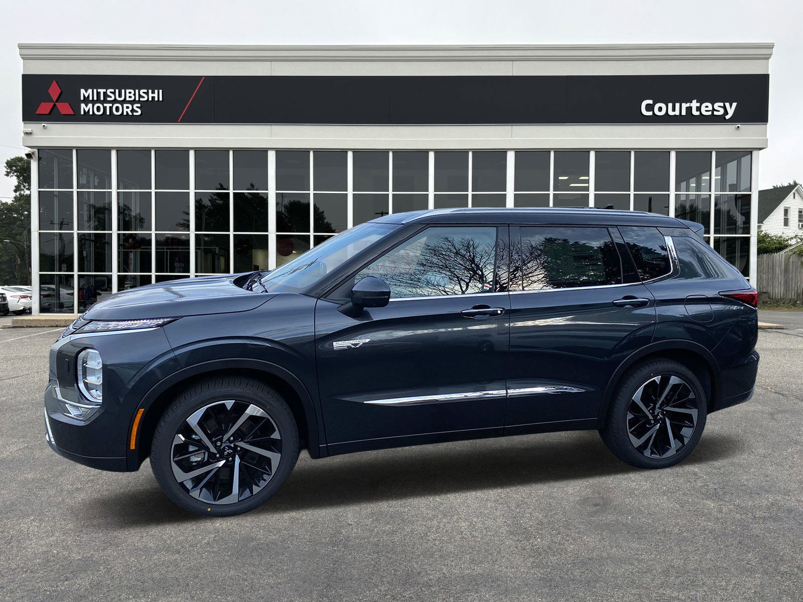 New 2025 Mitsubishi Outlander 4WD Plug-In Hybrid image 2