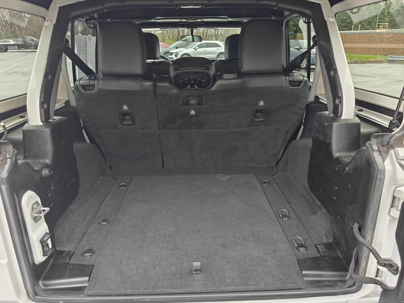 Used 2019 Jeep Wrangler Unlimited Sahara AWD/4WD image 17