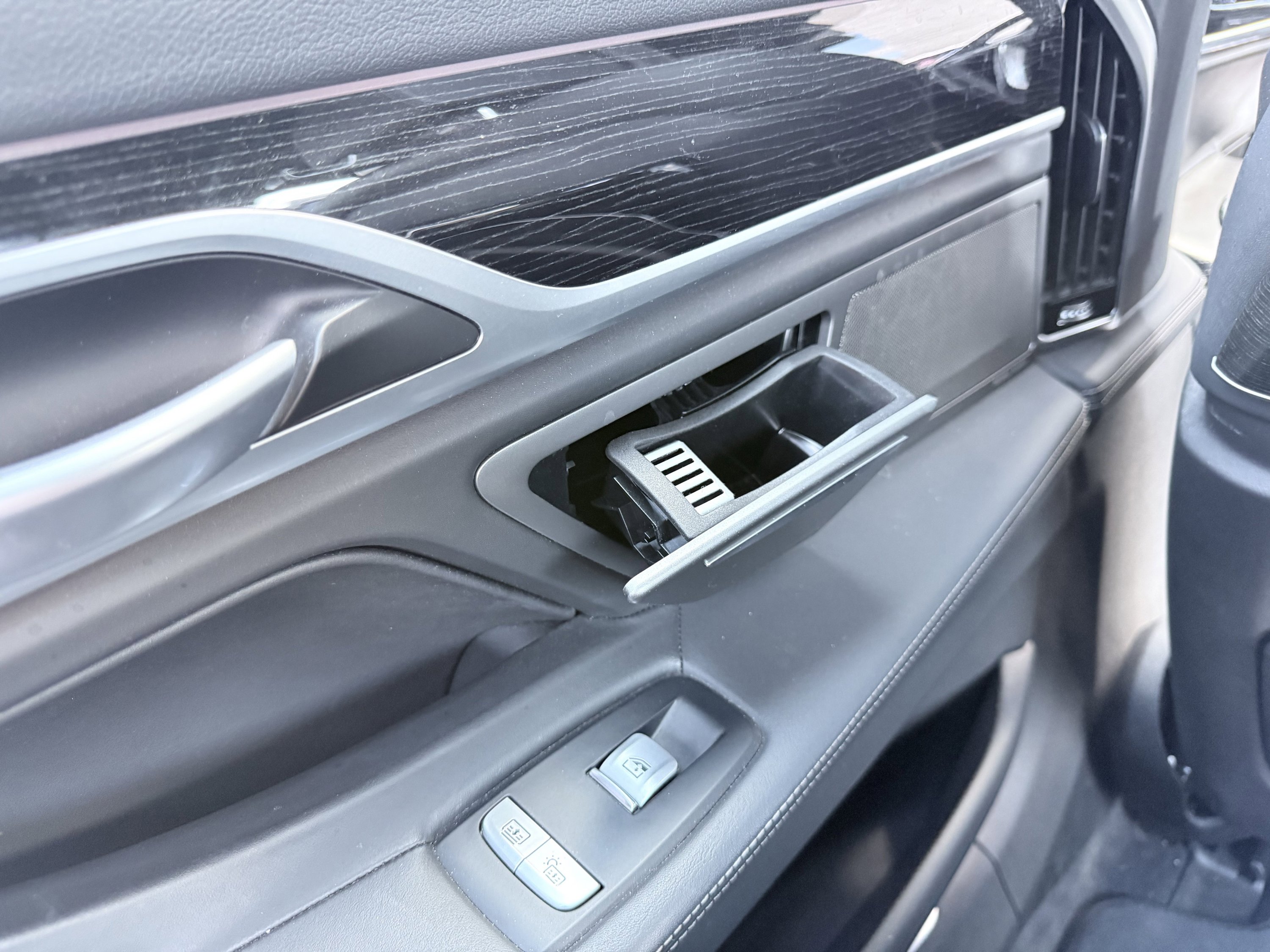 Used 2019 BMW 750i w/ M Sport Package image 31