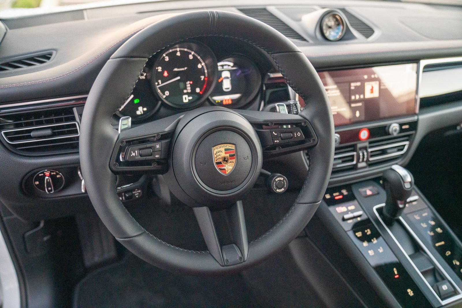 Certified 2026 Porsche Macan Turbo AWD/4WD image 14