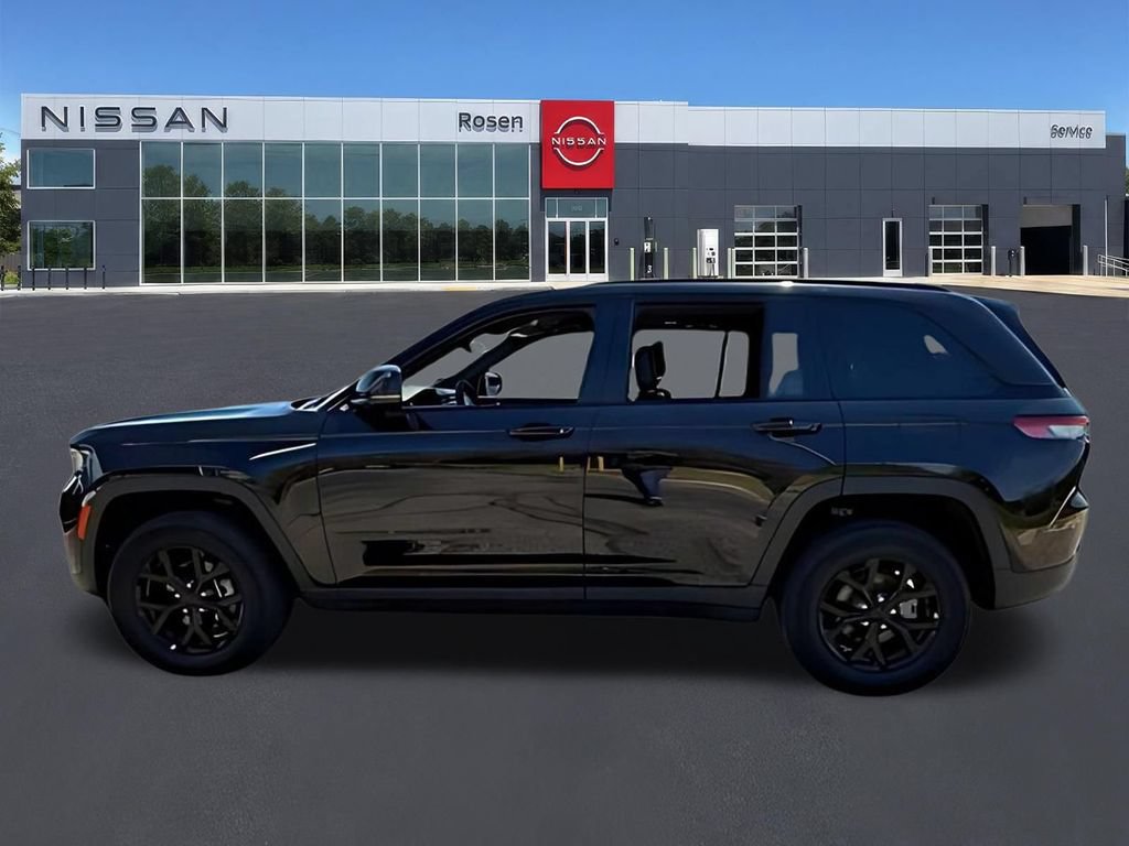 Used 2025 Jeep Grand Cherokee Altitude AWD/4WD image 5
