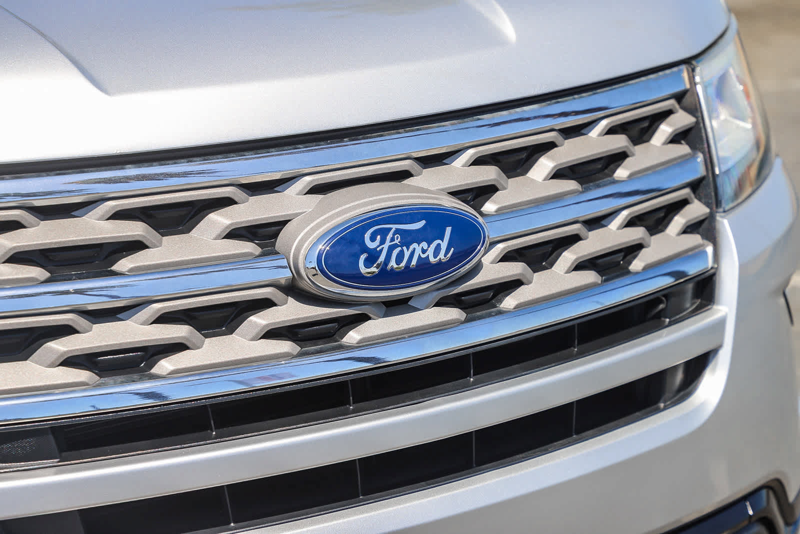 Used 2018 Ford Explorer XLT w/ Equipment Group 201A AWD/4WD image 6