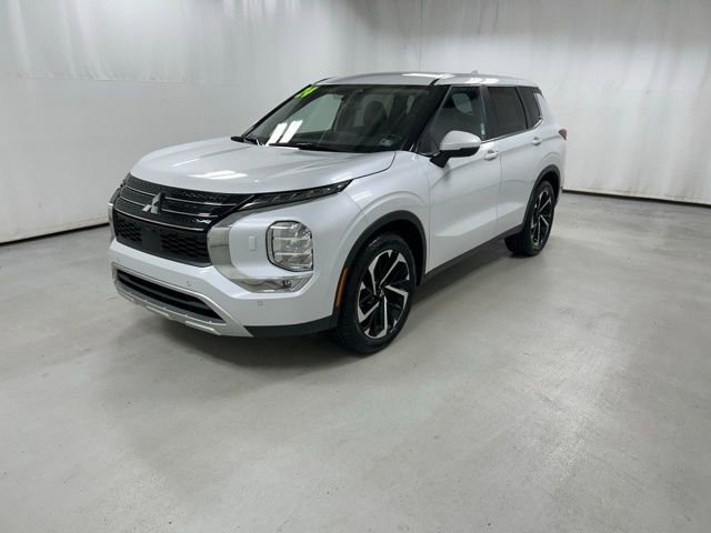 Used 2024 Mitsubishi Outlander AWD image 2