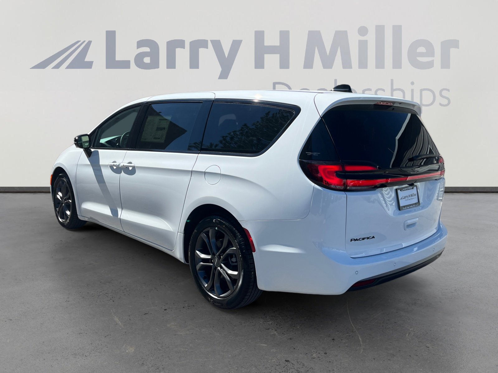 New 2026 Chrysler Pacifica Select image 3