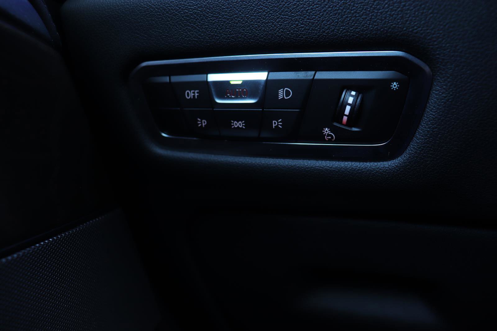 Used 2023 BMW X6 M50i w/ Executive Package image 28