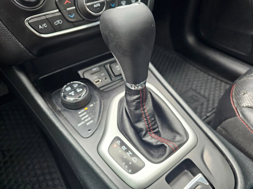 Used 2016 Jeep Cherokee Trailhawk w/ Leather Interior Group image 31