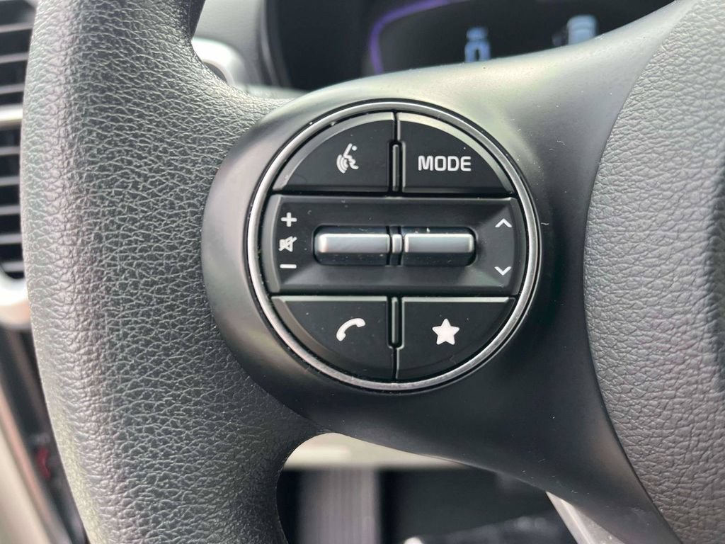 Used 2025 Kia Soul LX w/ LX Technology Package FWD image 17