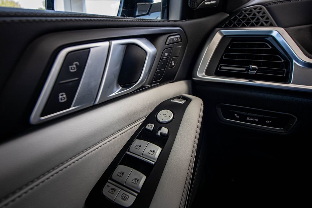 Used 2025 BMW X7 xDrive40i w/ M Sport Package AWD/4WD image 35