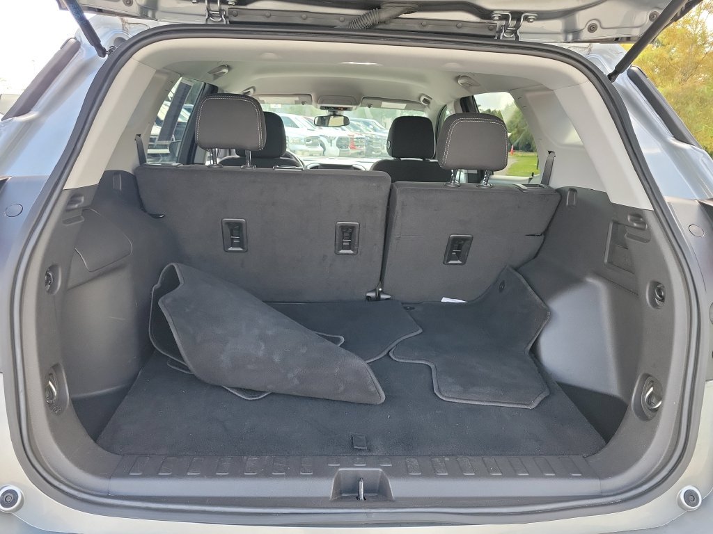 Used 2024 GMC Terrain SLE w/ Driver Convenience Package FWD image 29