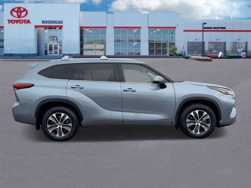Used 2022 Toyota Highlander XLE image 3