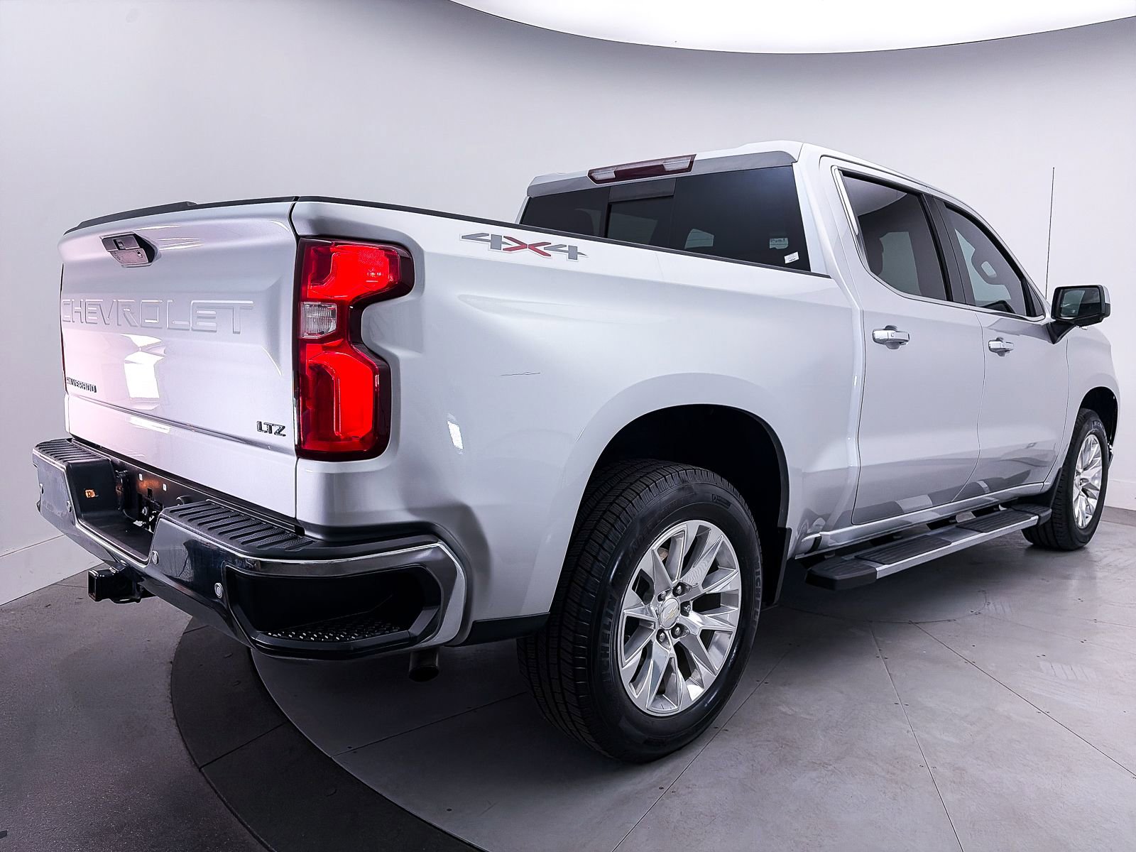 Used 2019 Chevrolet Silverado 1500 LTZ w/ LTZ Premium Package AWD/4WD image 18