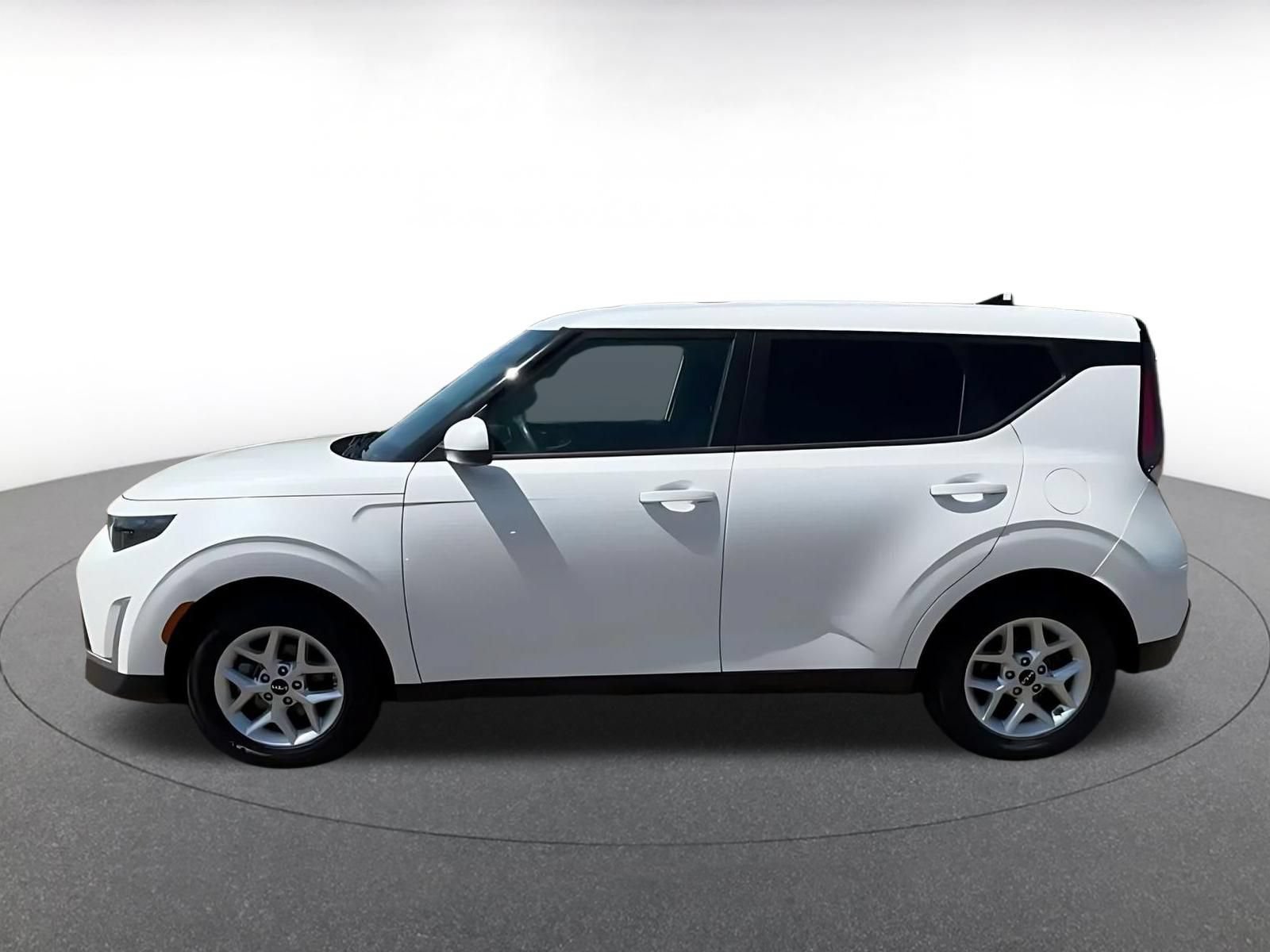 Used 2025 Kia Soul LX w/ LX Technology Package FWD image 8