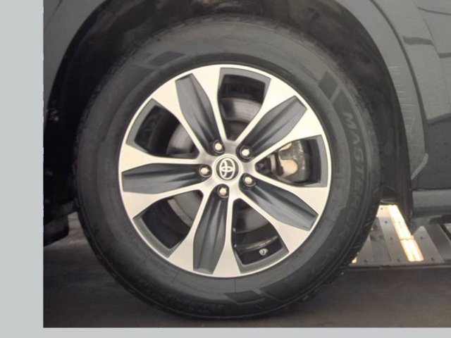 Used 2023 Toyota Highlander XLE AWD/4WD image 22