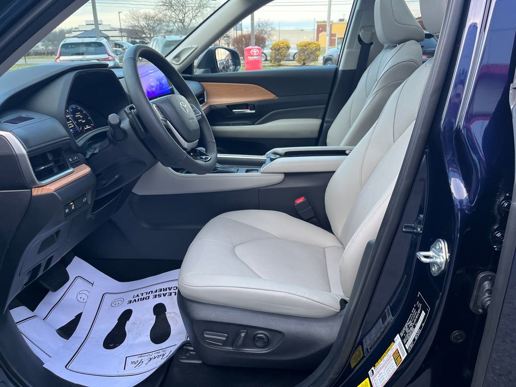 Certified 2025 Toyota Grand Highlander Platinum image 9