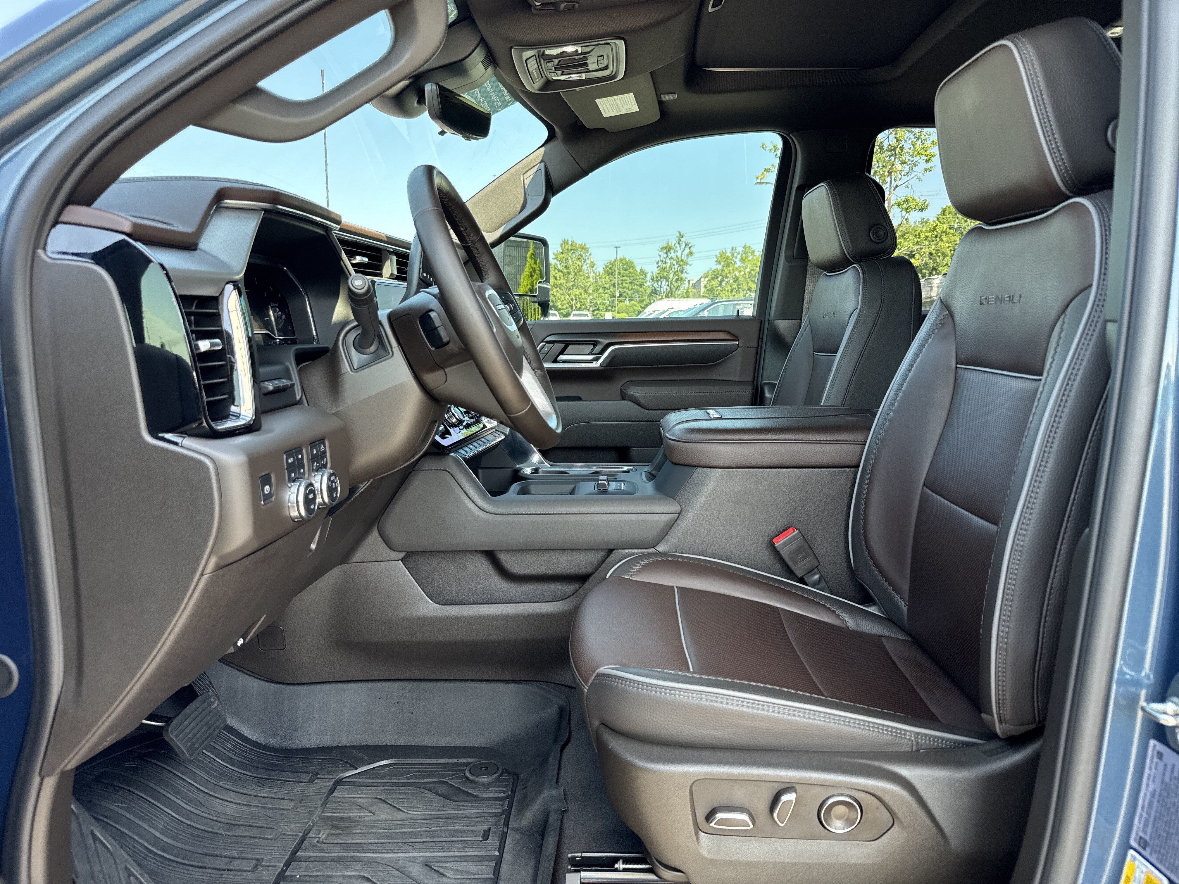 Used 2025 GMC Sierra 2500 Denali w/ Denali Reserve Package AWD/4WD image 17