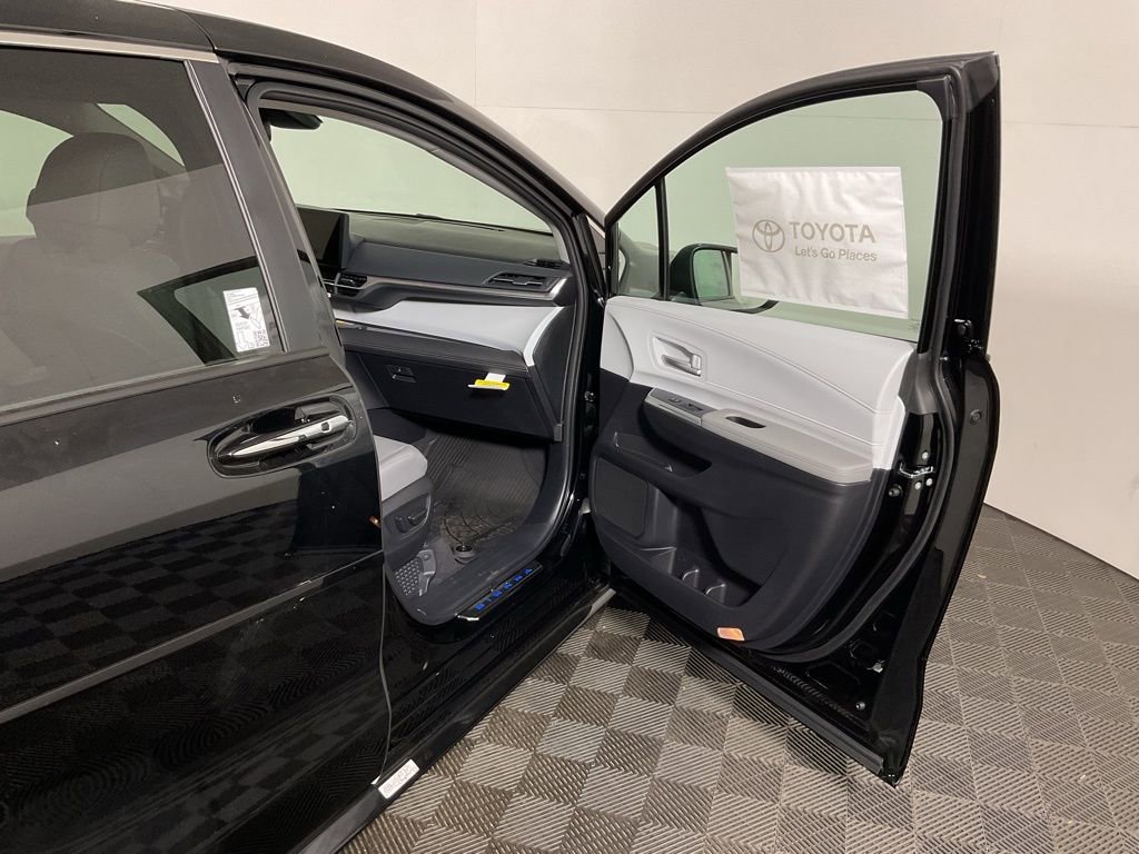 New 2026 Toyota Sienna XLE image 35