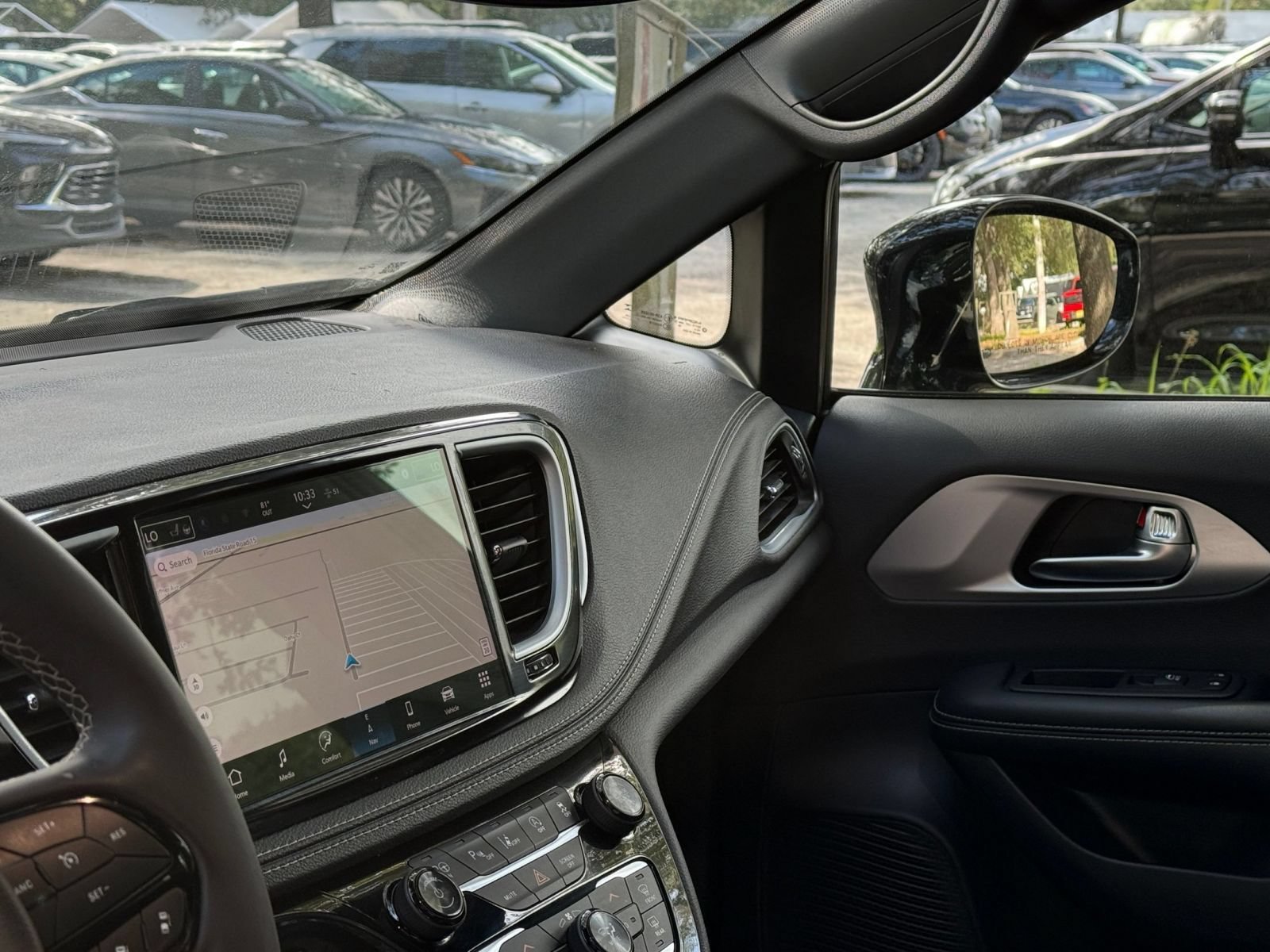 Used 2025 Chrysler Pacifica Limited FWD image 36