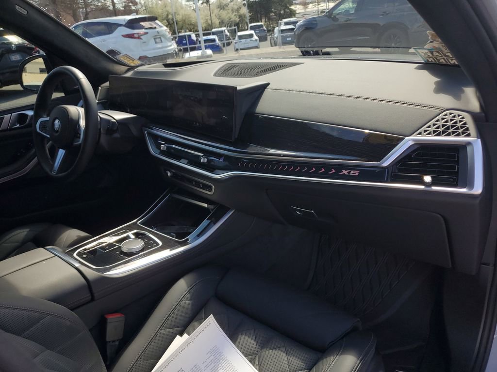 Used 2025 BMW X5 sDrive40i w/ M Sport Package image 4