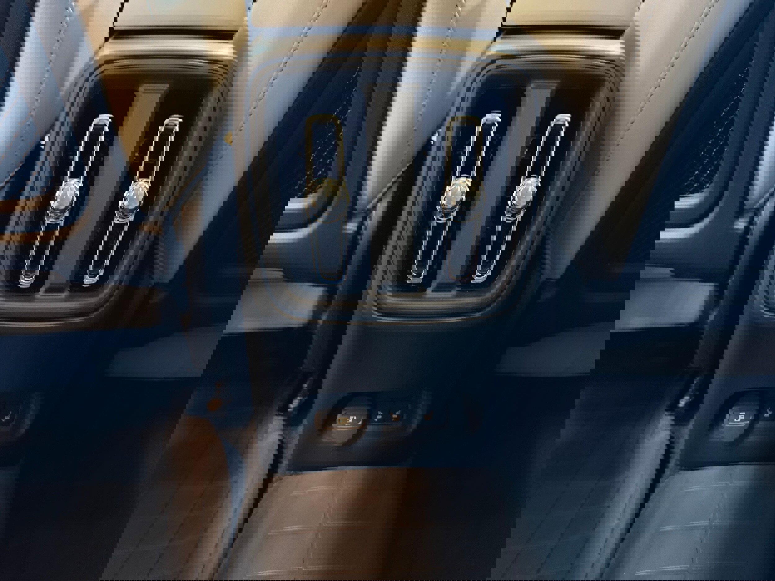 New 2026 Volvo EX40 Plus w/ Climate Package image 31