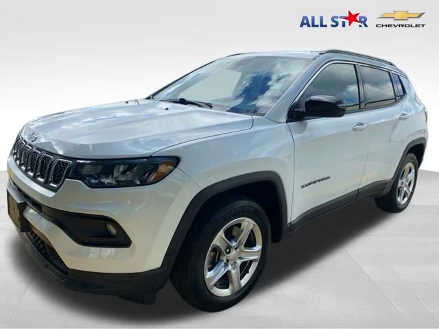 Used 2023 Jeep Compass Latitude image 1