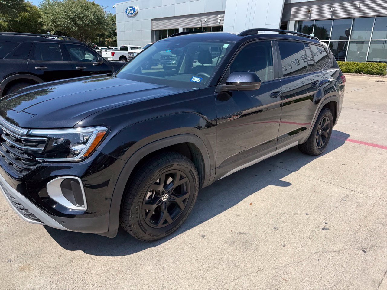 Used 2025 Volkswagen Atlas Peak Edition SE AWD/4WD image 3