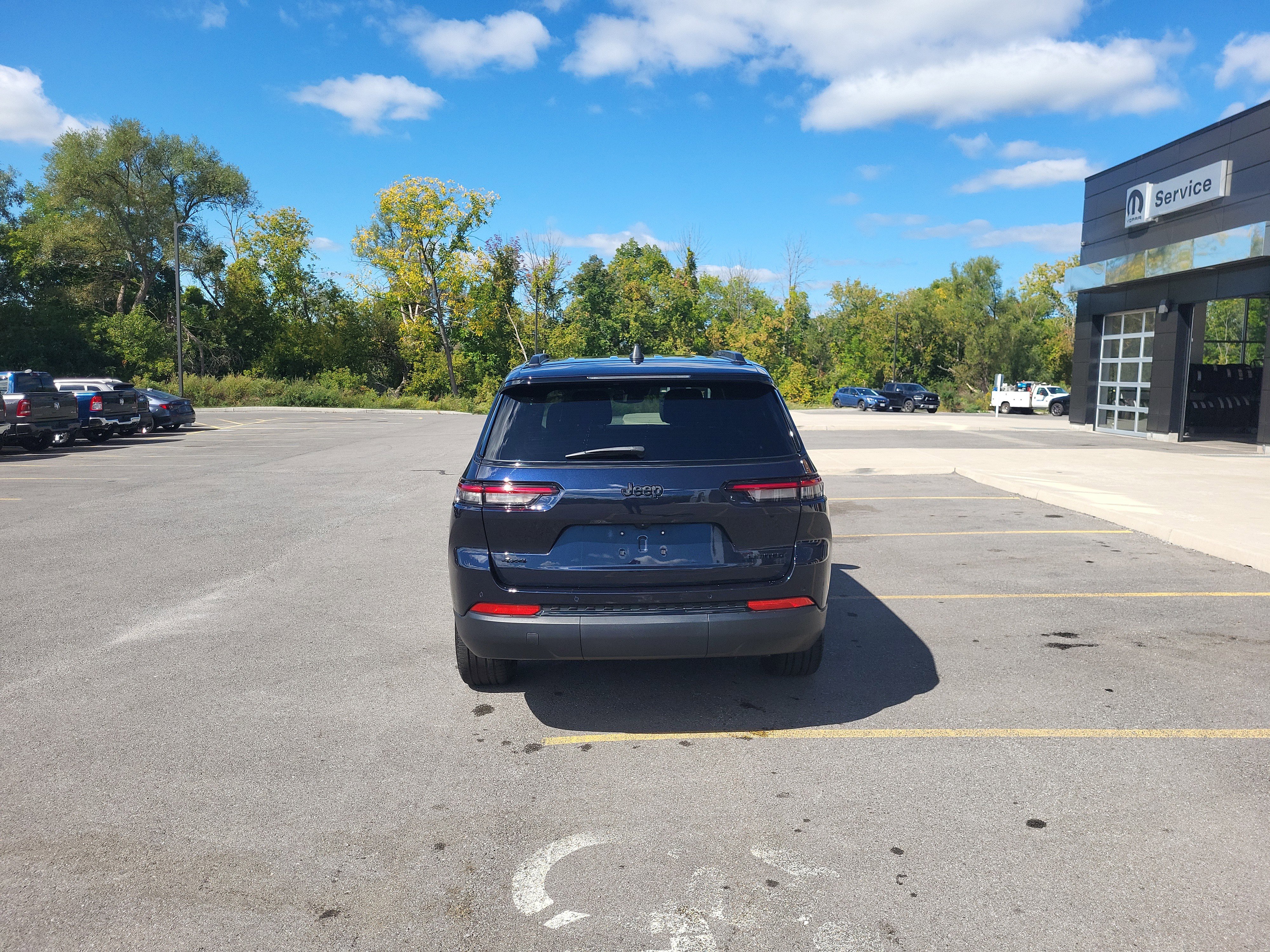 Used 2024 Jeep Grand Cherokee L Limited w/ Black Appearance Package image 11