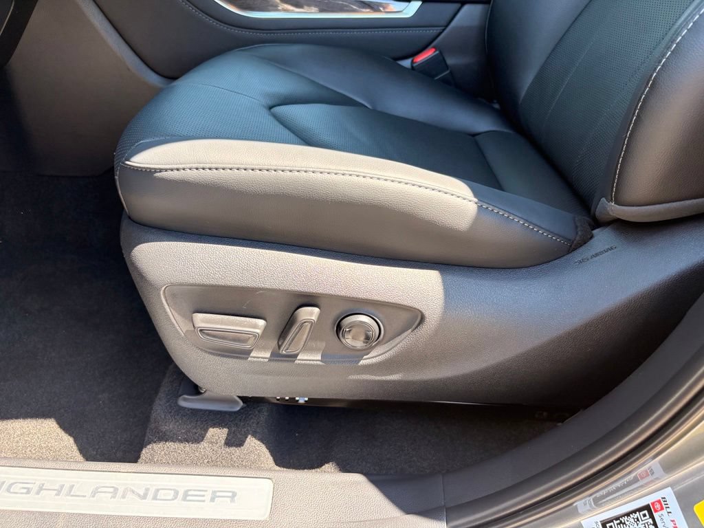 Used 2026 Toyota Highlander Limited AWD/4WD image 25