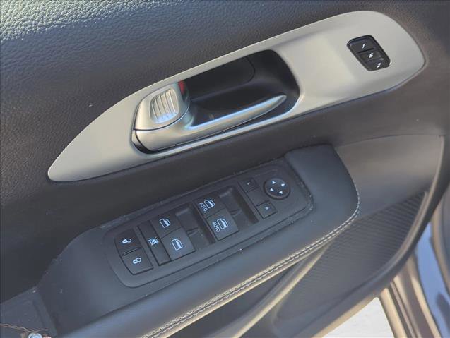 Used 2023 Chrysler Pacifica Touring-L w/ S Appearance Package image 9