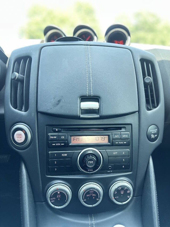 Used 2014 Nissan 370Z Coupe RWD image 19