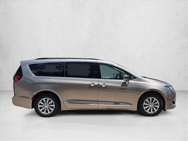 Used 2017 Chrysler Pacifica Touring-L FWD image 4