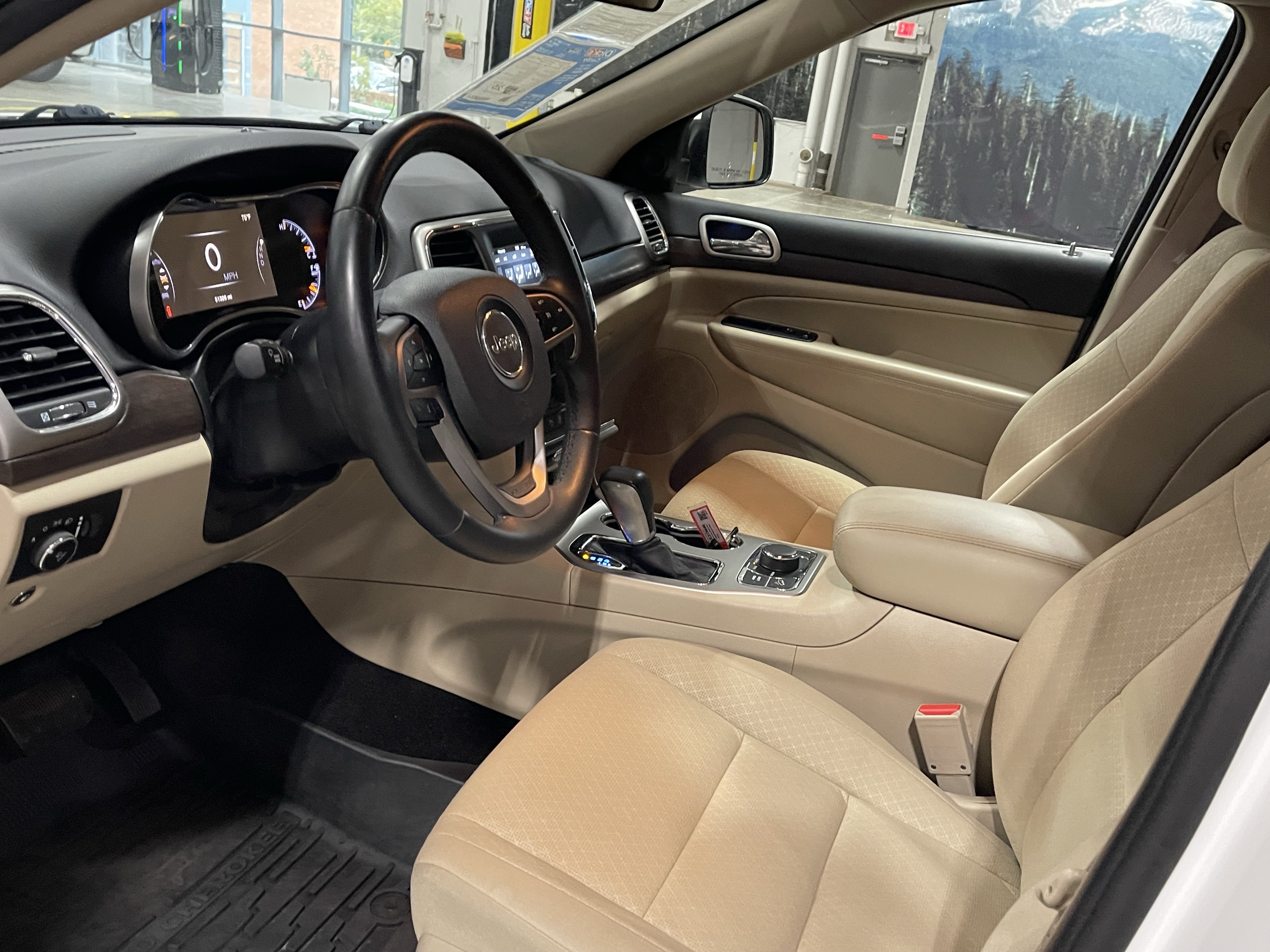 Used 2018 Jeep Grand Cherokee Laredo AWD/4WD image 10