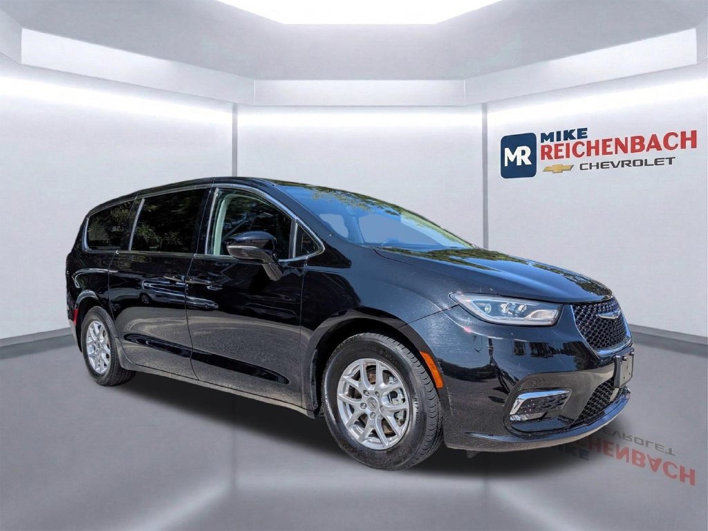 Used 2024 Chrysler Pacifica Touring-L FWD image 1