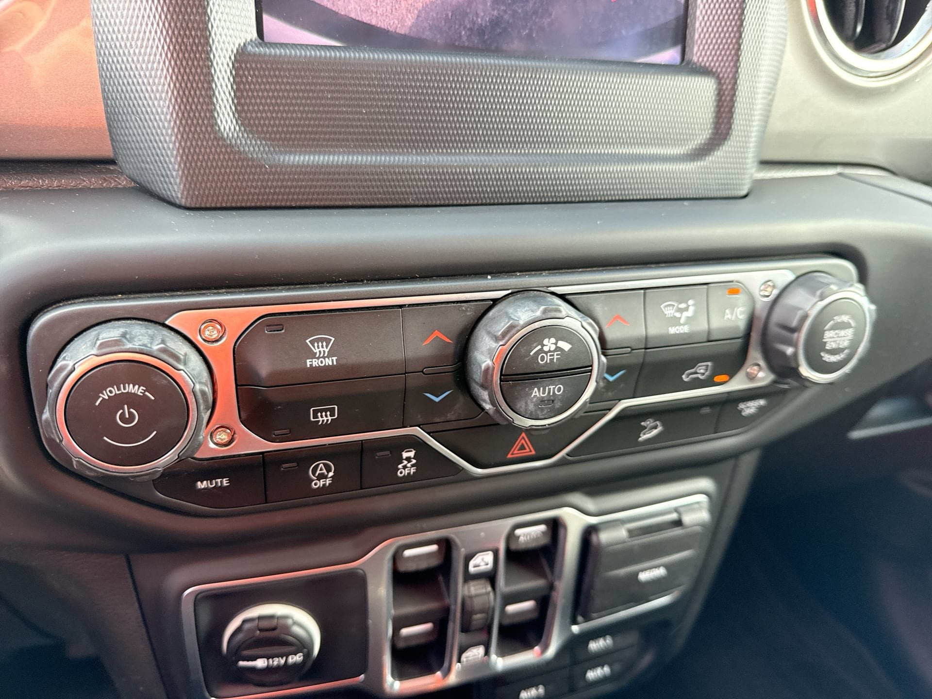 Used 2018 Jeep Wrangler Unlimited Sahara w/ LED Lighting Group AWD/4WD image 16
