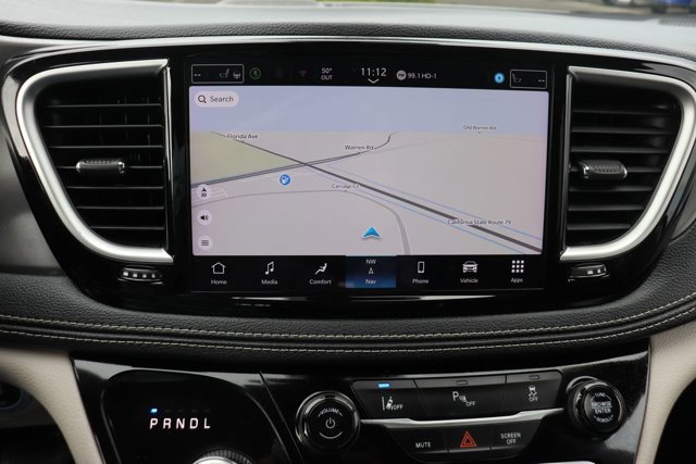 Used 2024 Chrysler Pacifica Select image 17