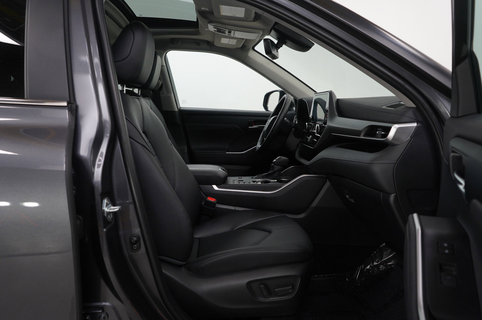 Used 2024 Toyota Highlander XLE image 9